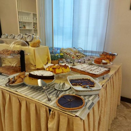 Hotel Brezza Rimini Bagian luar foto