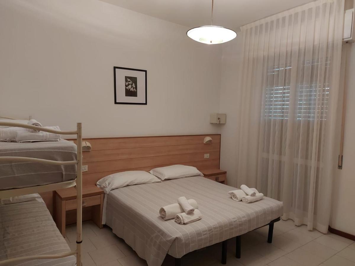 Hotel Brezza Rimini Bagian luar foto