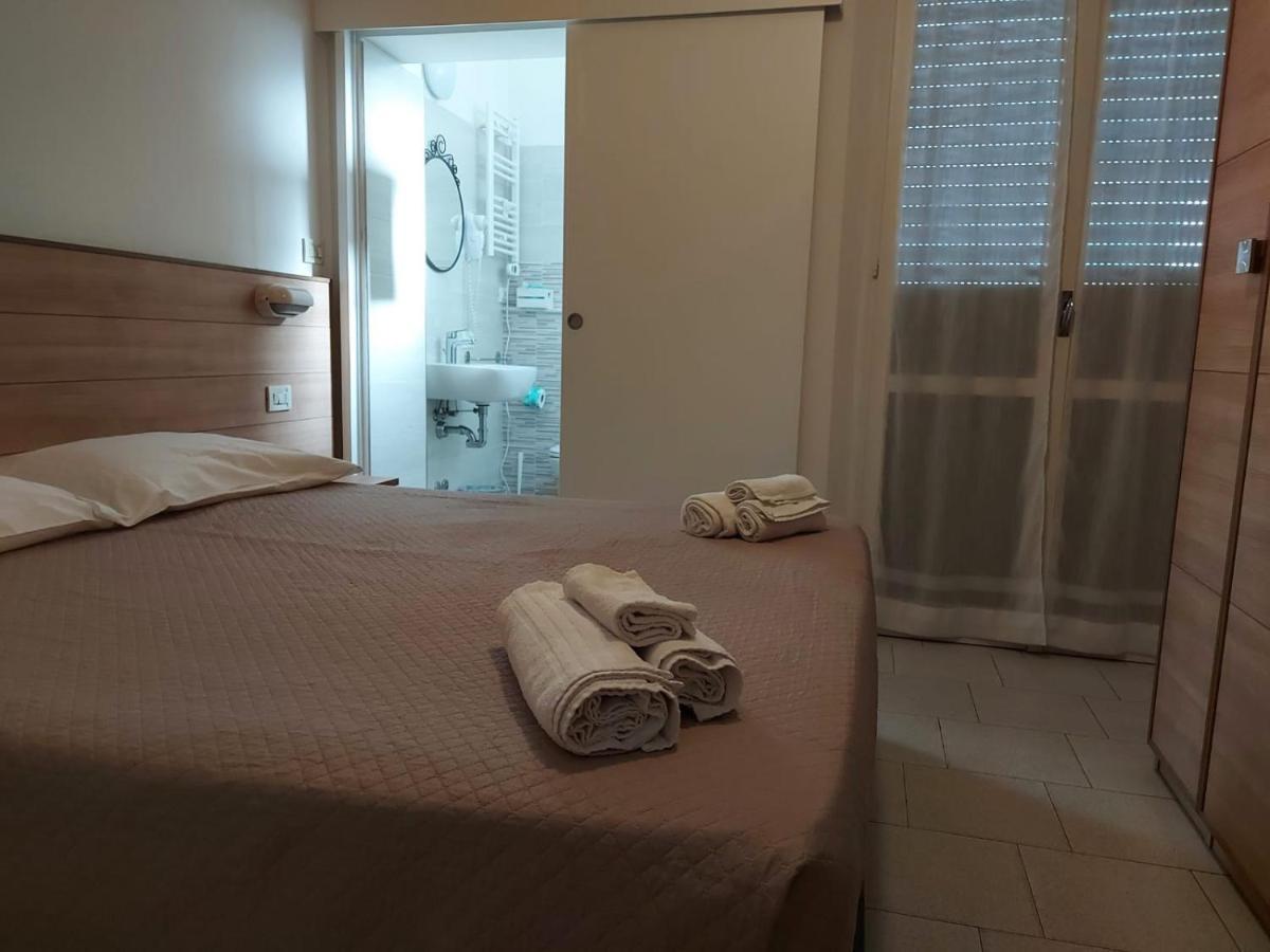 Hotel Brezza Rimini Bagian luar foto