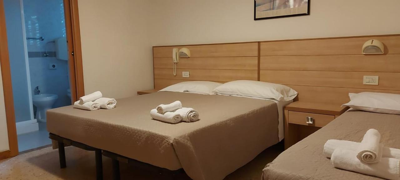Hotel Brezza Rimini Bagian luar foto