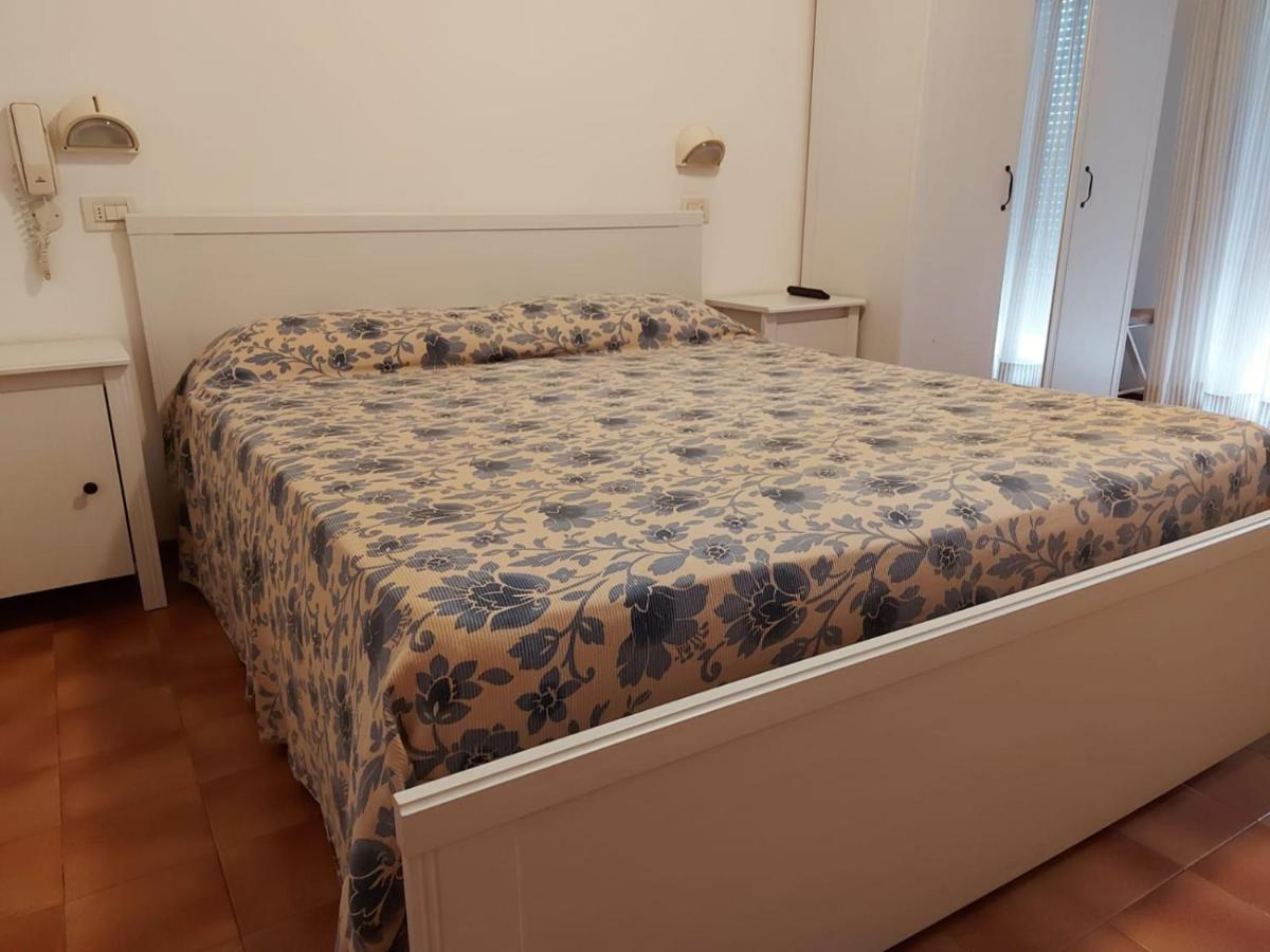 Hotel Brezza Rimini Bagian luar foto