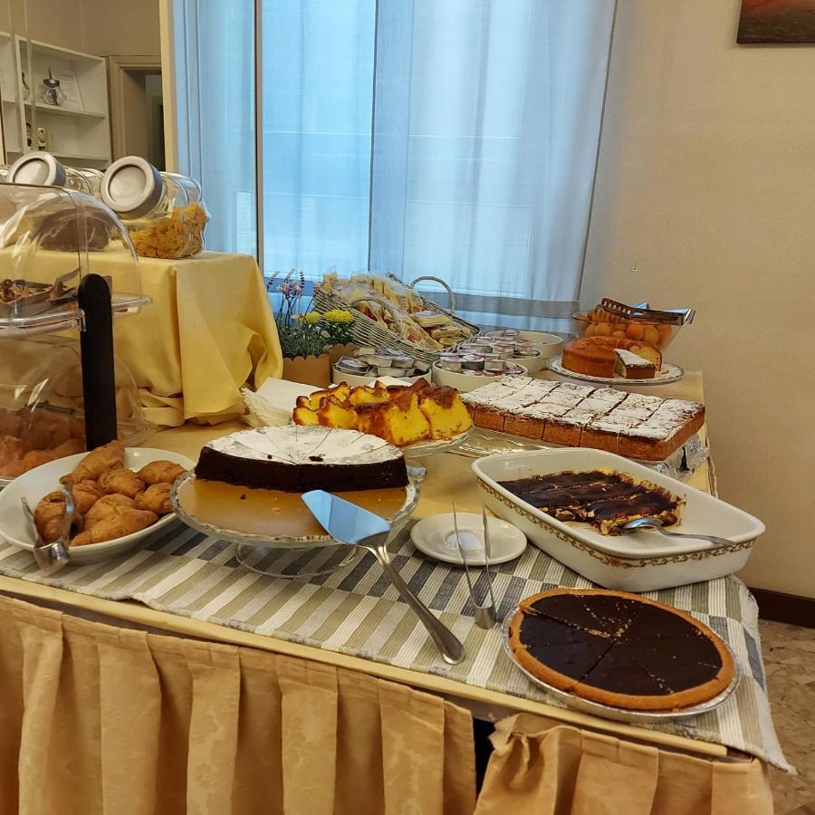 Hotel Brezza Rimini Bagian luar foto