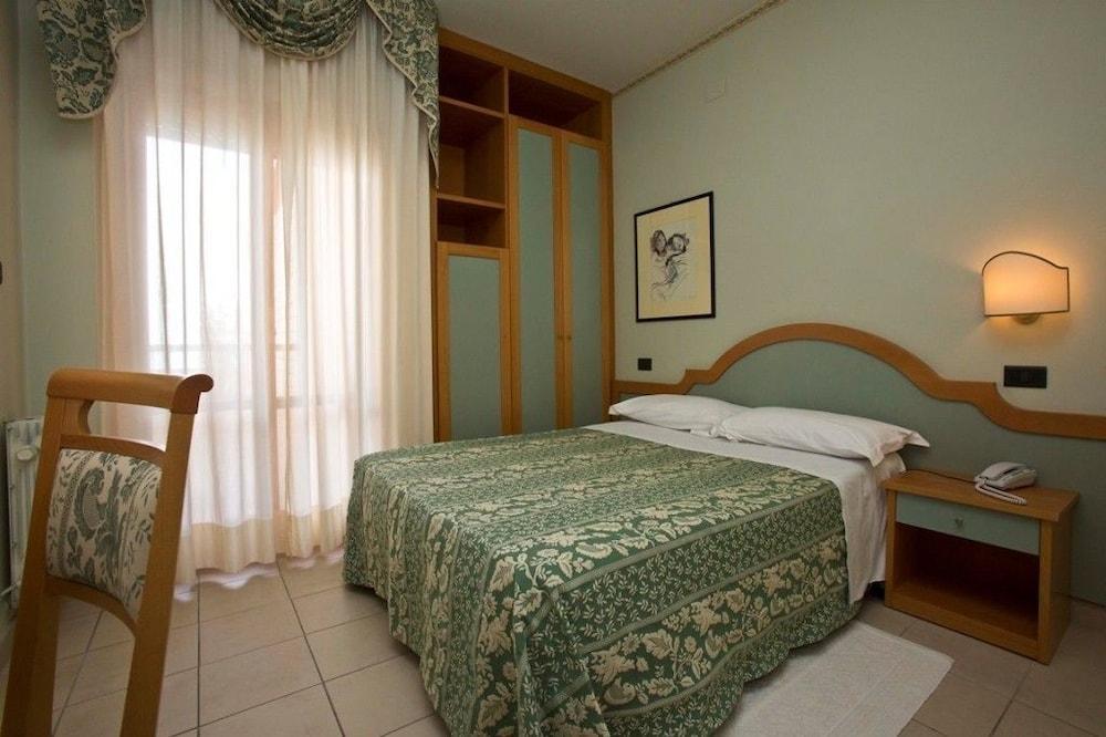 Hotel Brezza Rimini Bagian luar foto